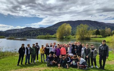 Šestošolci na naravoslovnem dnevu: Kraški svet Notranjske
